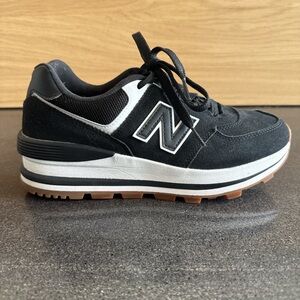 New balance stacked athletic shoe no insouls